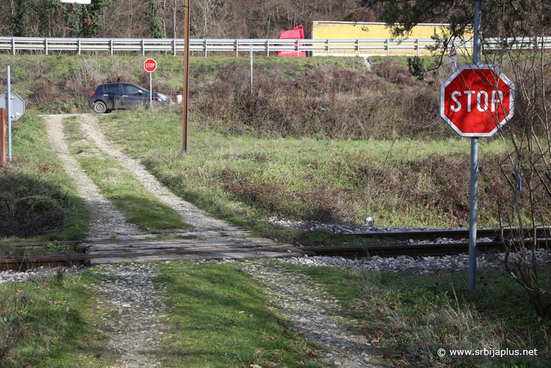 Železnička stanica Palojska Rosulja - pružni prelaz kod stanice