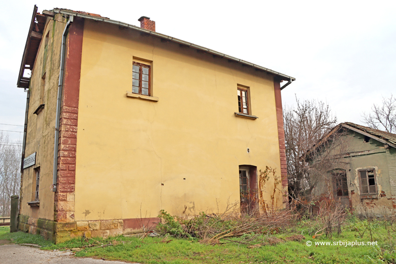 Železnička stanica Pečenjevce - fasada stanične zgrade na prilazu stanici