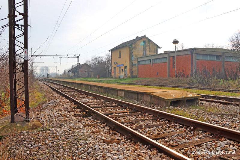 Železnička stanica Pečenjevce - stanični koloseci i peron