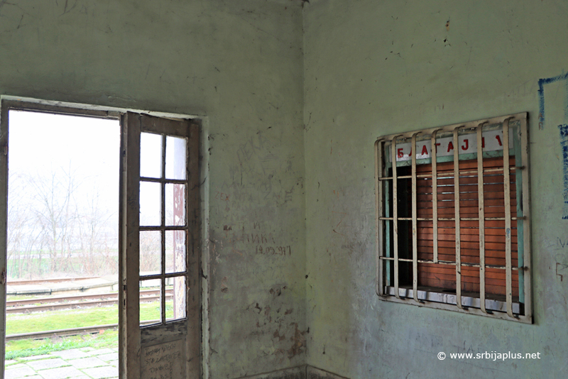 Železnička stanica Pečenjevce - čekaonica i nekadašnja blagajna