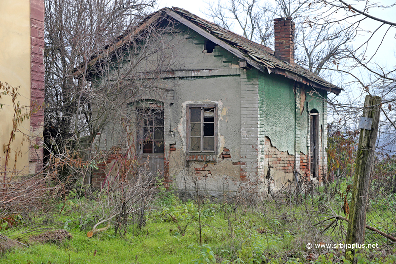 Železnička stanica Pečenjevce - napušteni stanični objekat