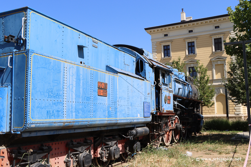 Parna lokomotiva Plavog voza JŽ 11-022 pored železničke stanice Begrad glavna