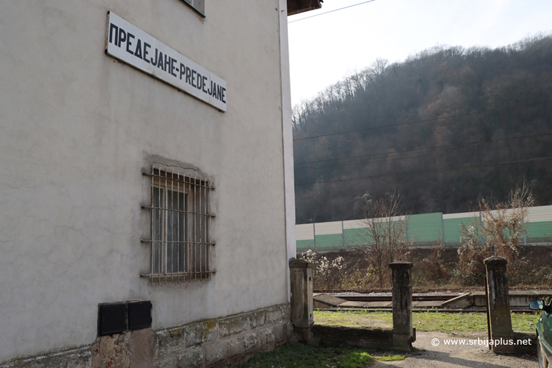 Ulaz na železničku stanicu Predejane
