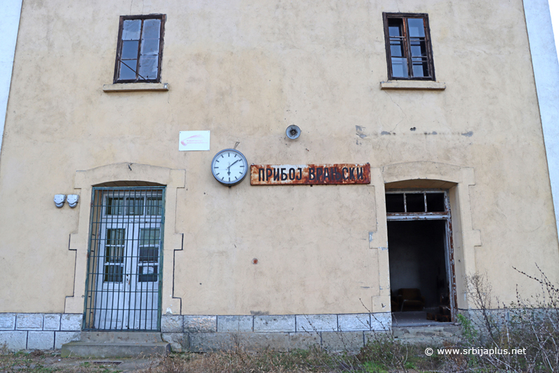 Napuštena zgrada železničkog stajališta Priboj Vranjski