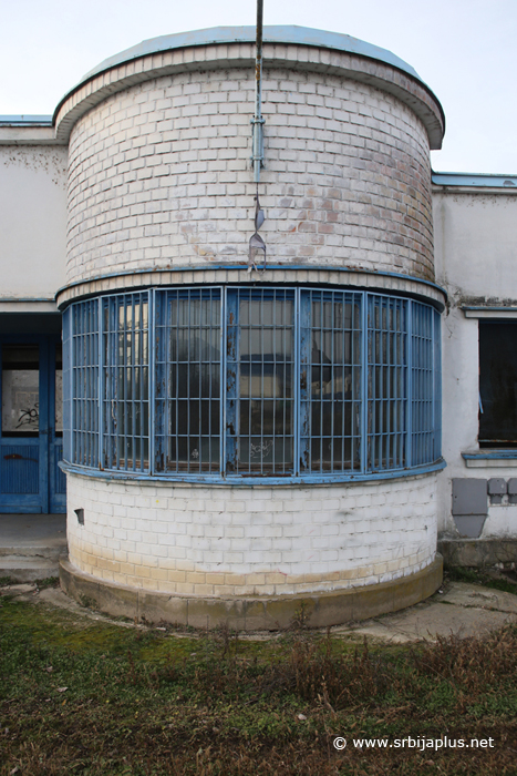 Detalj zgrade železničke stanice Suva Morava