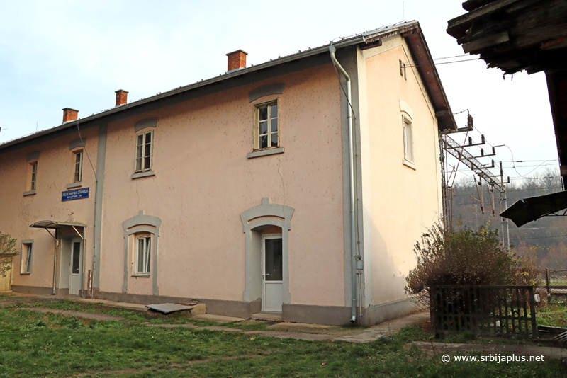 Železnička stanica Vladičin Han - glavni ulaz na stanicu