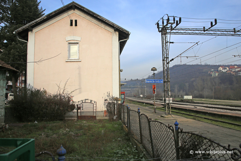 Železnička stanica Vladičin Han - tipska stanična ograda prema peronu