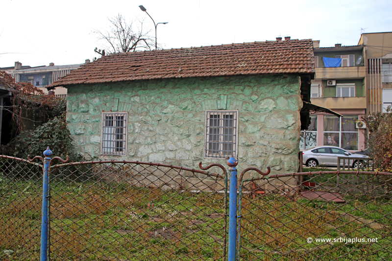 Pomoćni železnički objekat i tipska stanična ograda na železničkoj stanici Vladičin Han