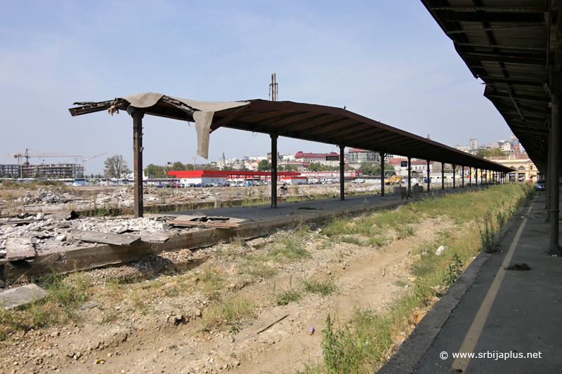 Polusrušena nadstrešnica perona broj 3. na železničkoj stanici Beograd