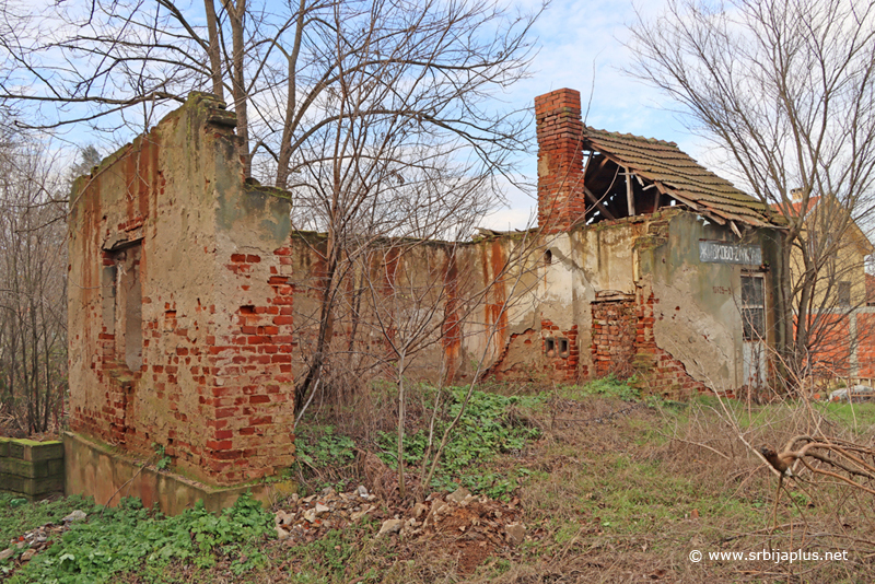 Železnička stanica Živkovo - obrušena stanična zgrada